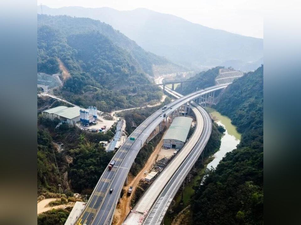 【省重点项目】韩山隧道贯通,汕梅高速改扩建项目全线新建隧道工程收官