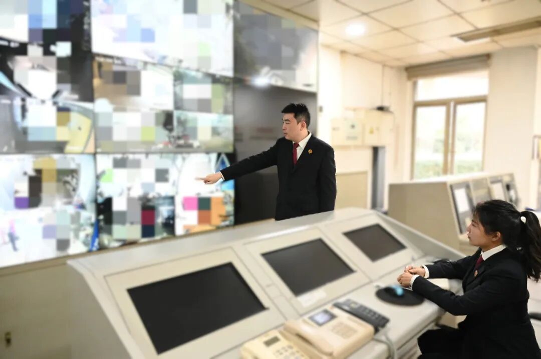 图为承办检察官就补充侦查的视频证据、App程序定位情况开展交叉对比。

