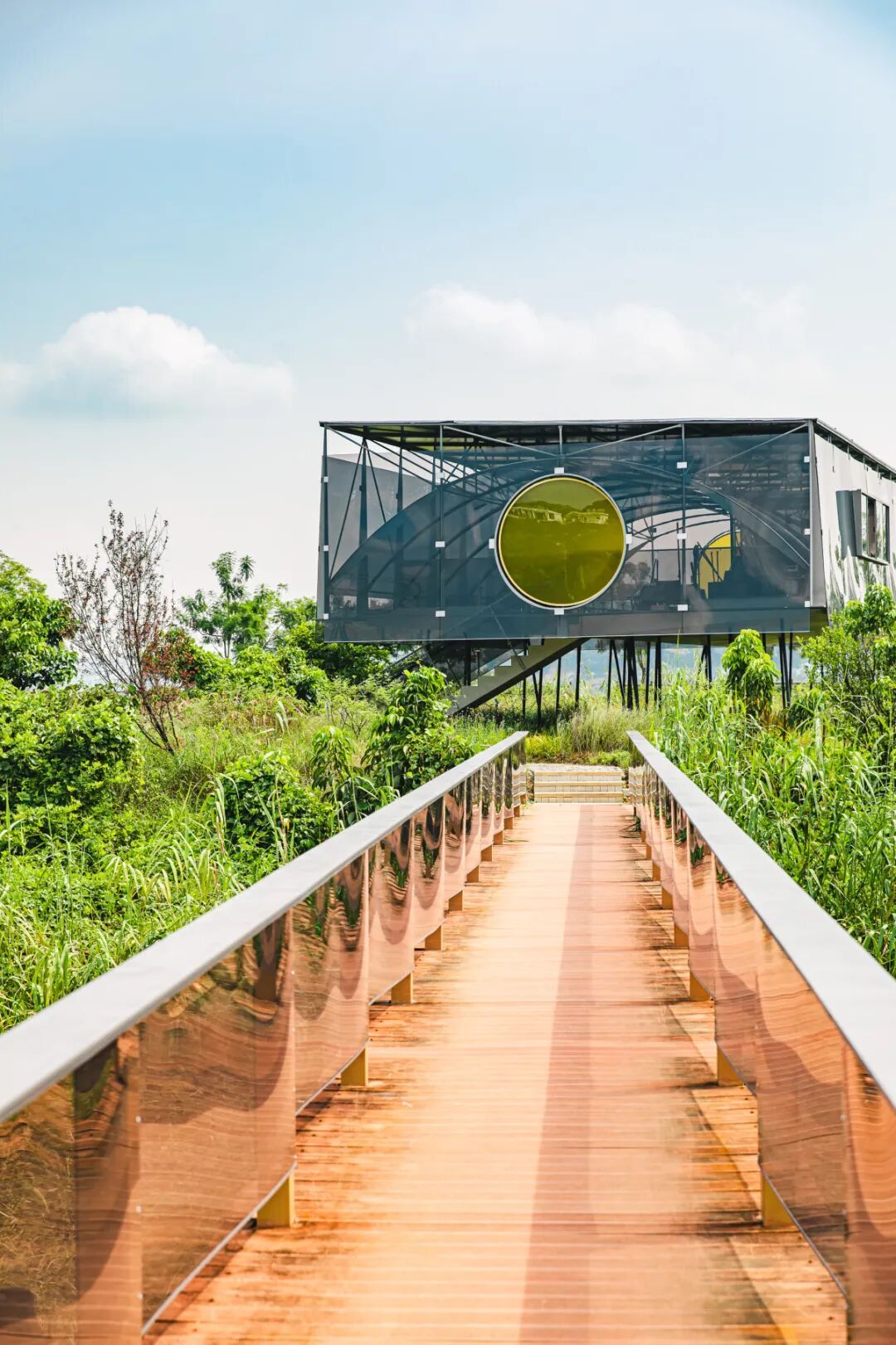 明月坞：步桥与湖心建筑外观