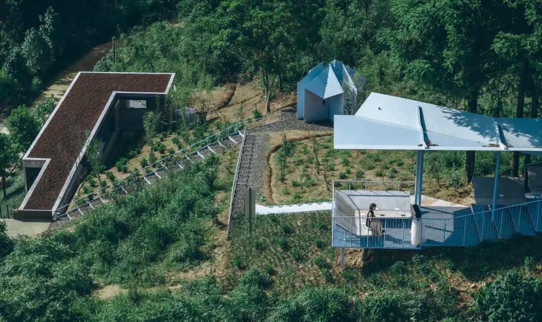 半山云海驿站：依山展开的观景空间