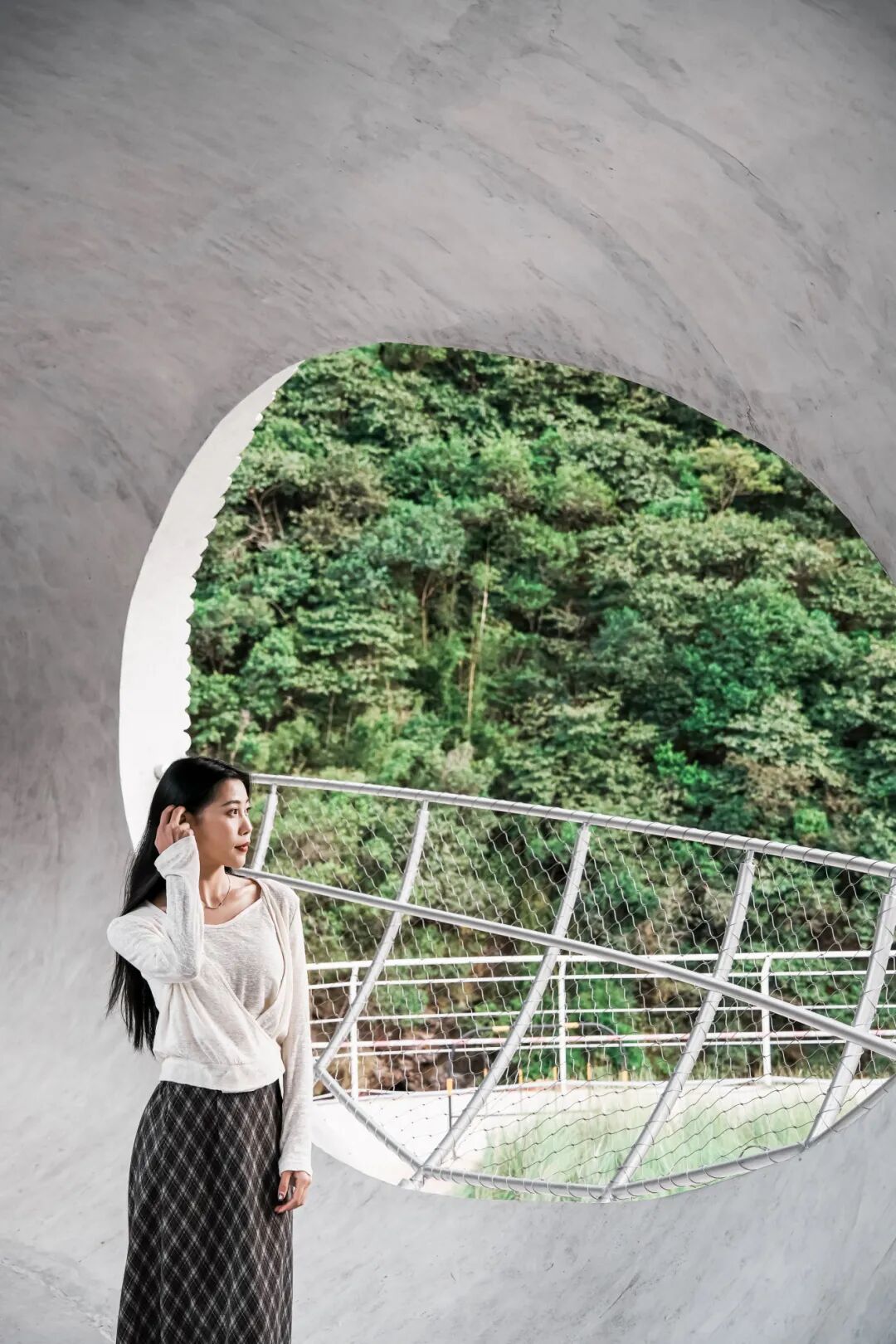 重景环内侧的椭圆洞口与山林
