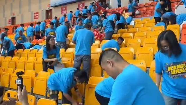 粤BA赛后温情一幕，东莞球迷自发打扫卫生