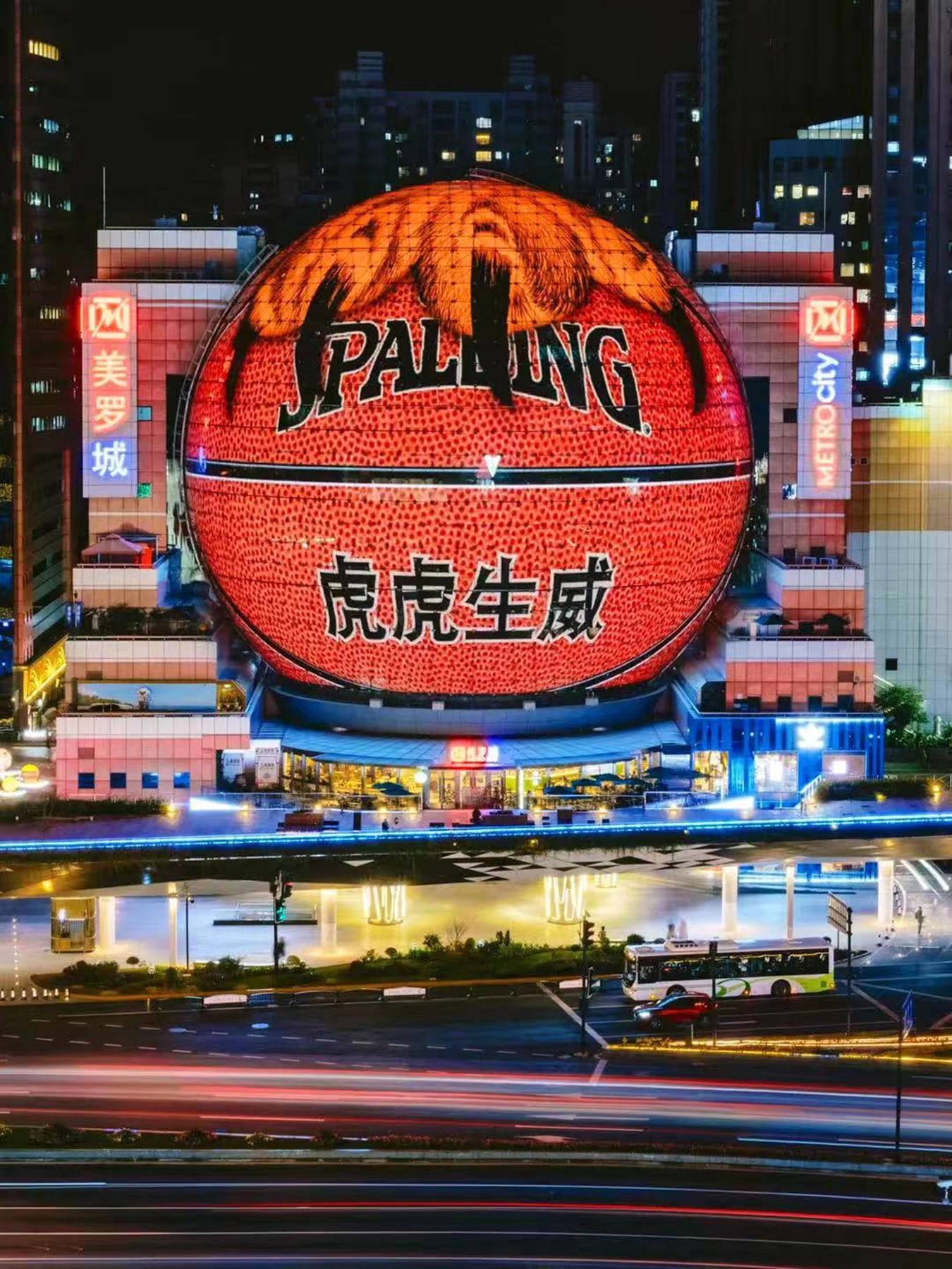 位于上海市徐家汇美罗城的全球首个裸眼3D球幕。图片由企业提供