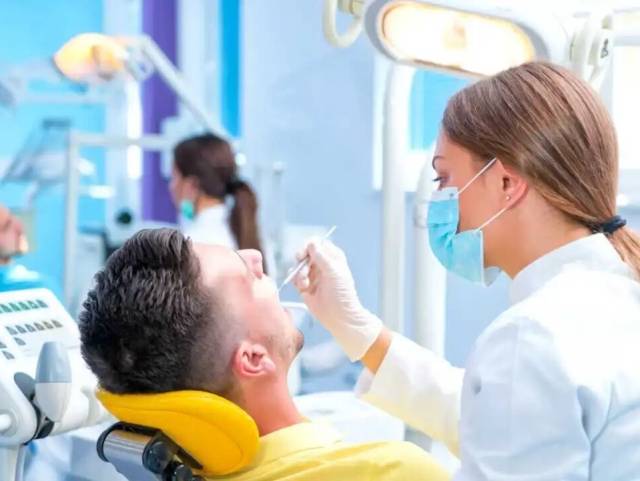 警惕 | 嚼槟榔十余年，每天一包烟，42岁男子张口仅两指、黏膜僵硬如皮革……