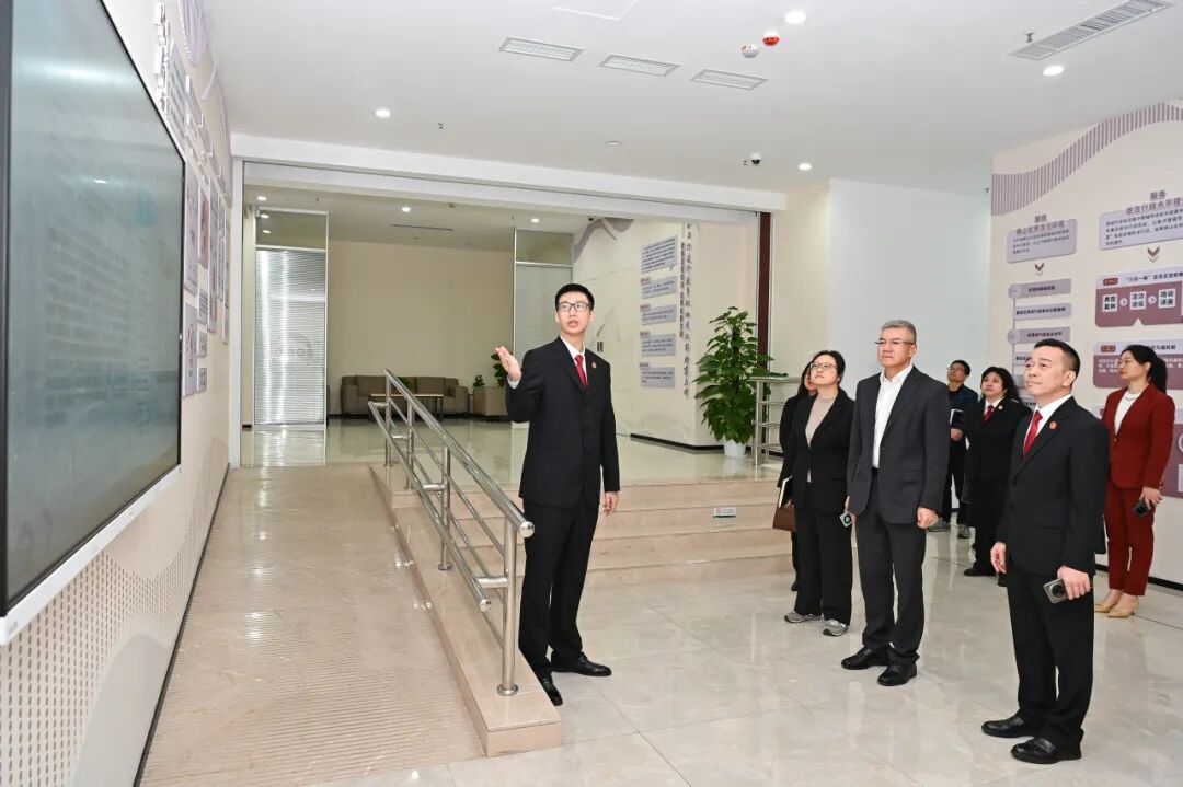 省人大代表吴兴印（右二）到顺德区破产与清算事务协同中心调研走访

