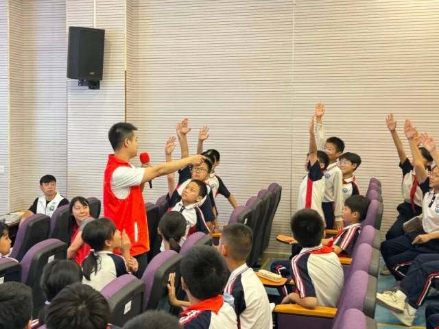 “别点！别拍！别信！”这里的孩子们上了一堂生动的国家安全教育课