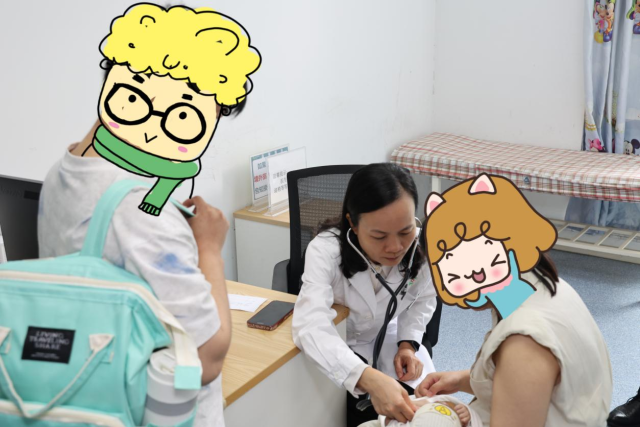 图3 郭小玲主任医师在为患儿心脏听诊