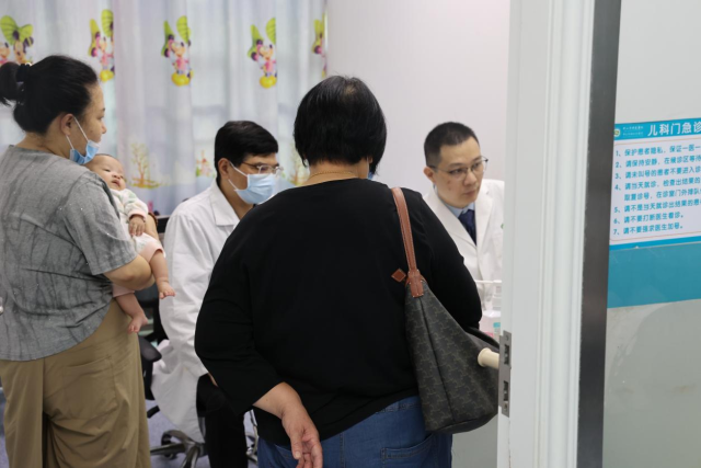 图4 广东省人民医院钱明阳教授在接诊患儿