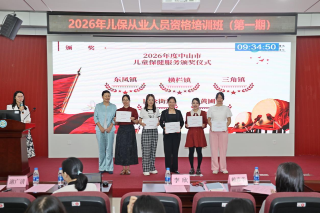 李欣(左一)与获奖镇街代表合影 李欣(左一)与获奖镇街代表合影