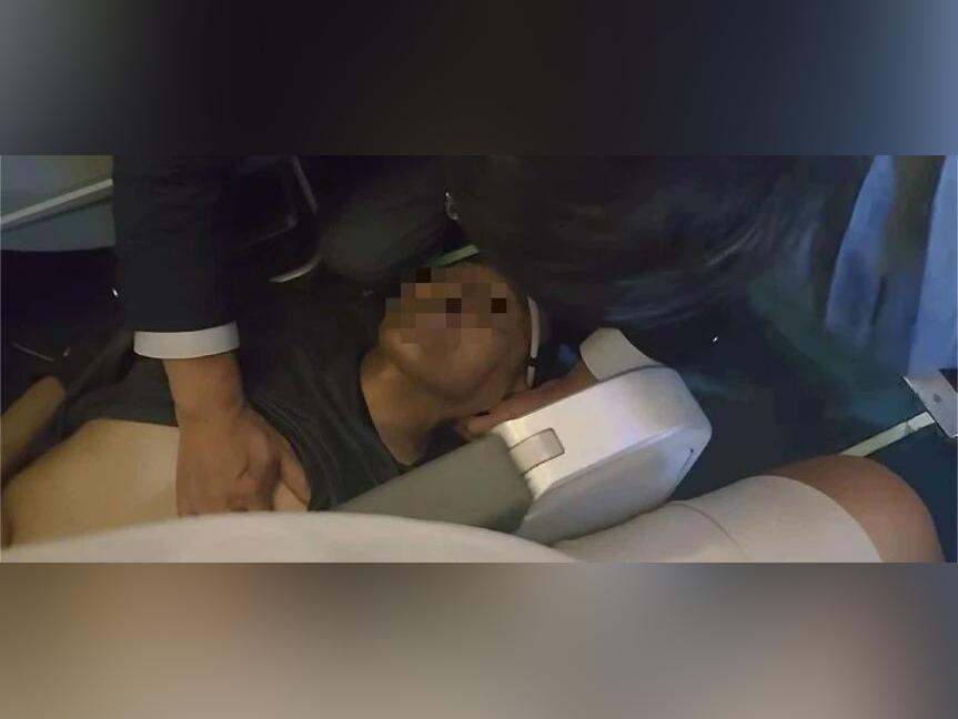 飞机上,教授的鞋都被踢掉了……