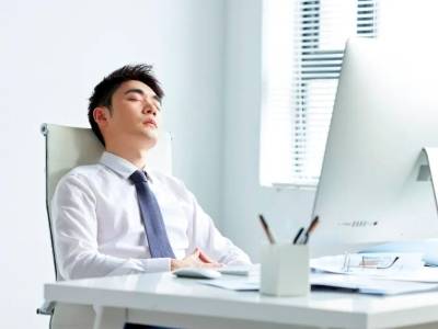 肩颈僵硬、气血不畅？试试这几组“微运动”