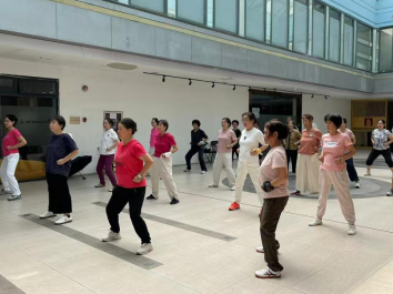 从站姿呼吸到一招一式,钟村街南奥社区居民在家门口免费学八段锦