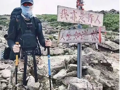 “建议爬山不要买白色雨衣”热搜第一！简易版的户外衣物穿搭指南→