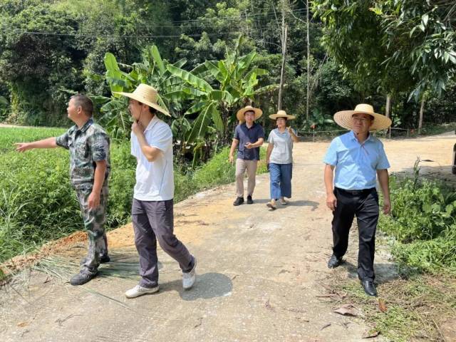 帮扶工作队与村干部走访当地最偏远的乡村