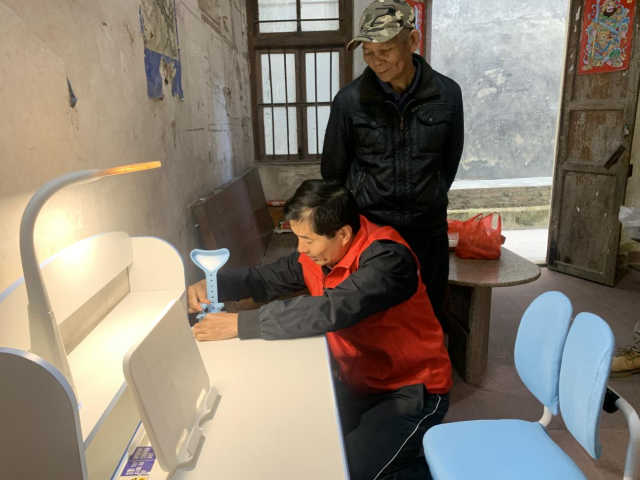 陆安春给孩子送去书桌