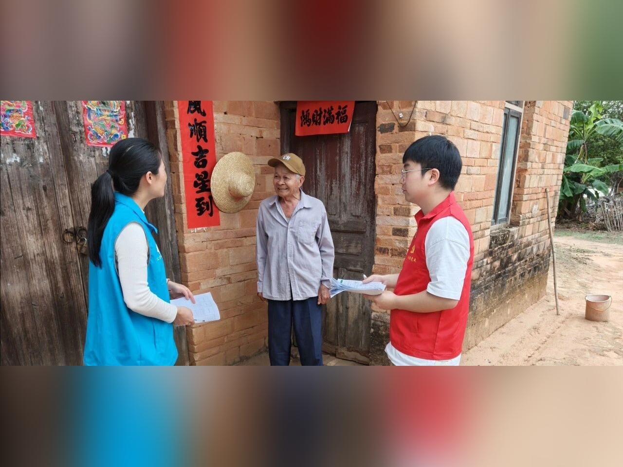 选调生:公益物资承载着“银发关怀”