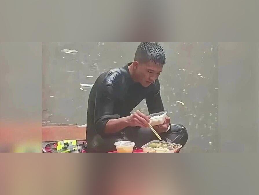 “在雨中吃盒饭”的消防员,找到了!