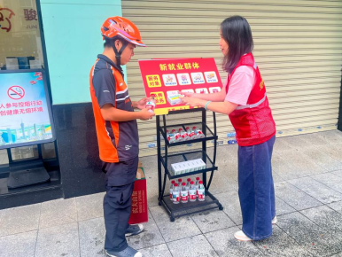 热了累了，来这里喝口水！钟村街骏新社区为新就业形态群体送清凉