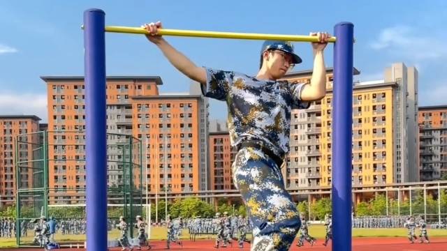 这届新生有多强？也就轻松在单杠上“太空漫步”吧...