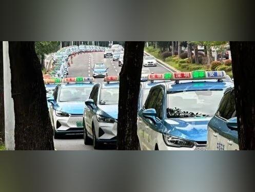 打车排队超过200人!229公里走13个小时!高速上全是同款“大聪明”