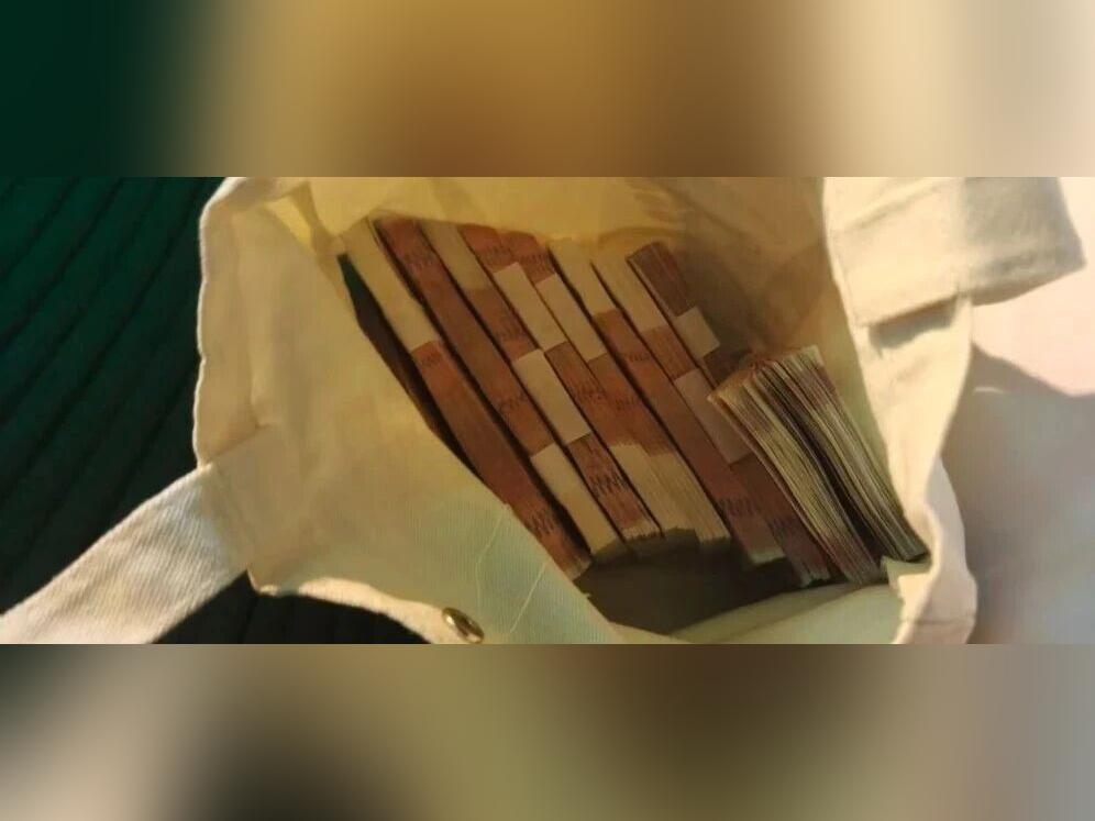 捡到乘客10万元现金上门归还,乘客又落下手机,司机二次上门送还……