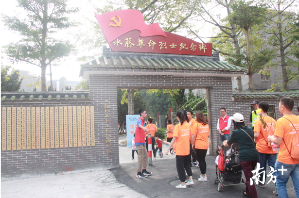 环村公益行活动中,市民走进水藤革命烈士纪念碑缅怀革命先烈。欧阳少伟摄 环村公益行活动中,市民走进水藤革命烈士纪念碑缅怀革命先烈。欧阳少伟摄