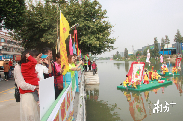 乡村文化节期间,水上飘色民俗表演吸引市民及游客拍照留念。欧阳少伟摄 乡村文化节期间,水上飘色民俗表演吸引市民及游客拍照留念。欧阳少伟摄