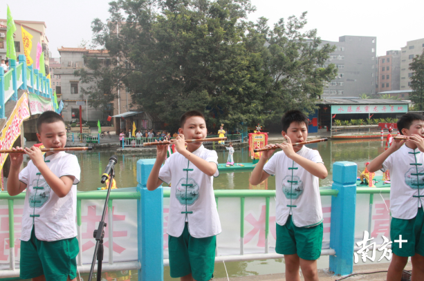 image.png由乐从红棉小学学生带来的竹笛快闪成为此次乐从乡村文化节的一大亮点。欧阳少伟摄 image.png由乐从红棉小学学生带来的竹笛快闪成为此次乐从乡村文化节的一大亮点。欧阳少伟摄