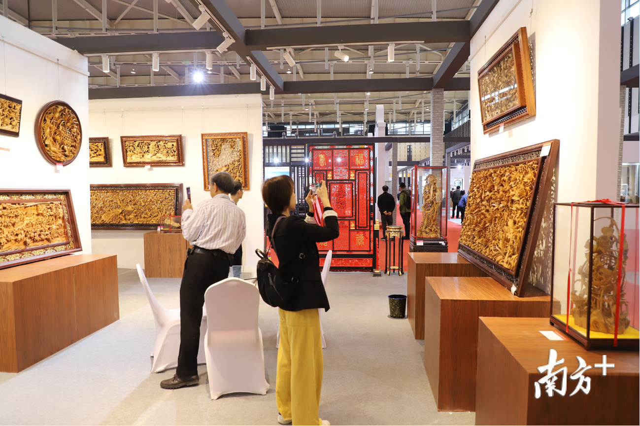 去年11月，南京国际博览中心，潮州的工艺美术精品吸引不少观众驻足欣赏。纪金娜 摄