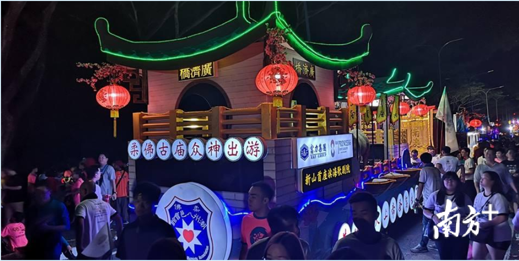柔佛潮州八邑会馆2019年度柔佛古庙游神夜游的花车以广济桥为样式。陈周平供图 柔佛潮州八邑会馆2019年度柔佛古庙游神夜游的花车以广济桥为样式。陈周平供图