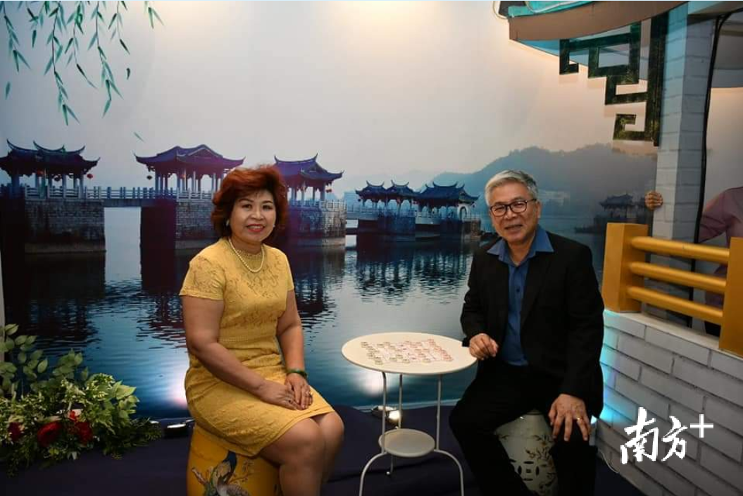 柔佛潮州八邑会馆2019年度会庆时供来宾摄影的湘子桥摄影站,陈周平夫妇在此留影。受访者供图 柔佛潮州八邑会馆2019年度会庆时供来宾摄影的湘子桥摄影站,陈周平夫妇在此留影。受访者供图