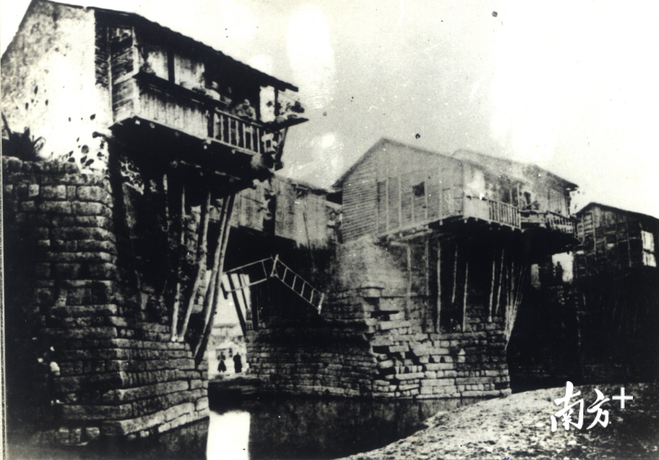 广济桥第一张照片,摄于同治九年(公元1870年)。 广济桥第一张照片,摄于同治九年(公元1870年)。