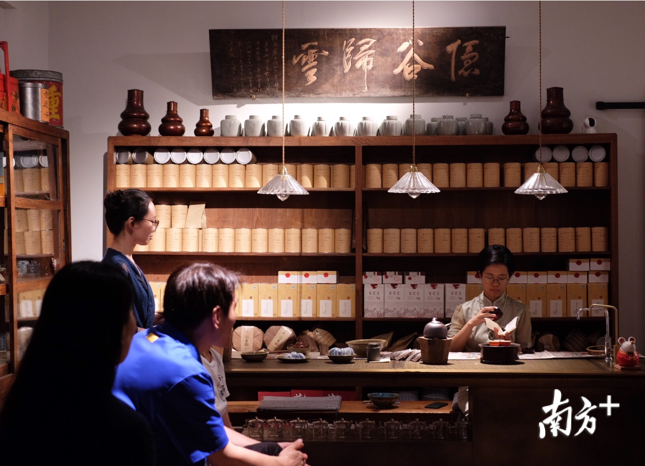 张秀如在上海演示潮州工夫茶冲泡技艺。受访者供图