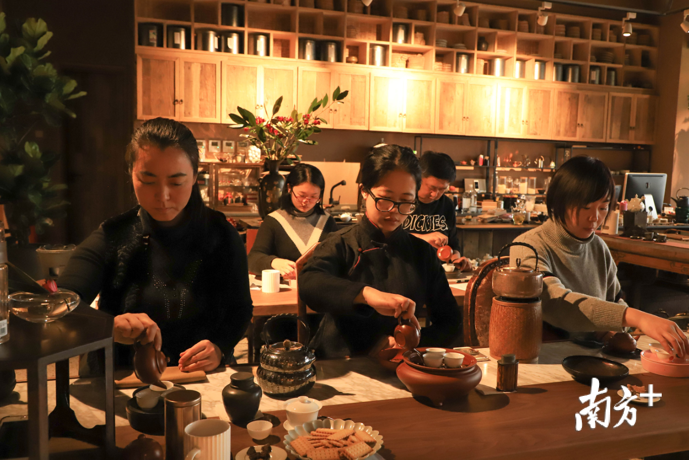 北京，非遗潮州工夫茶艺叶汉钟传承学徒师资班上，学徒操练学习潮州工夫茶艺。受访者供图