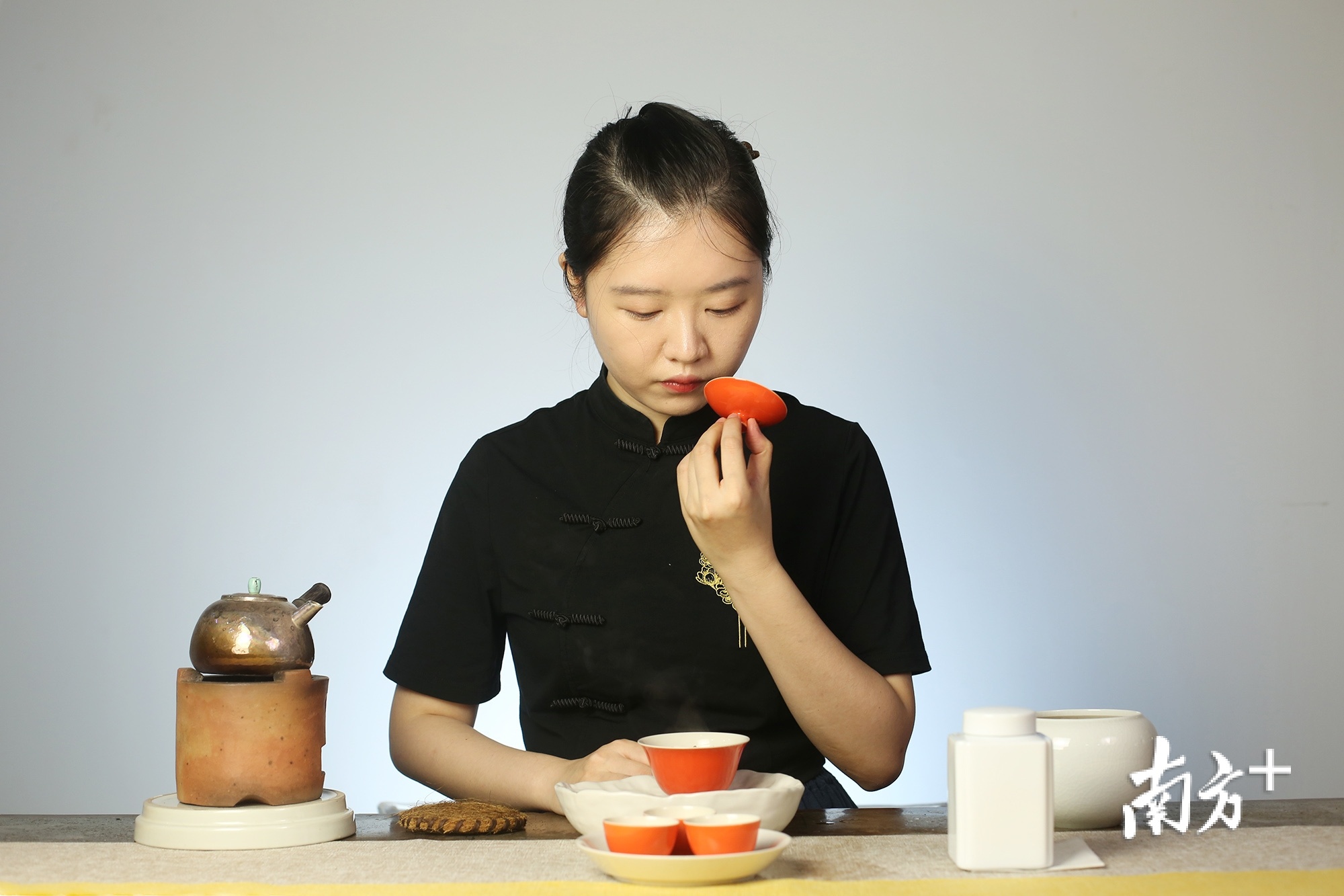 叶青青闻茶盖上的茶香。