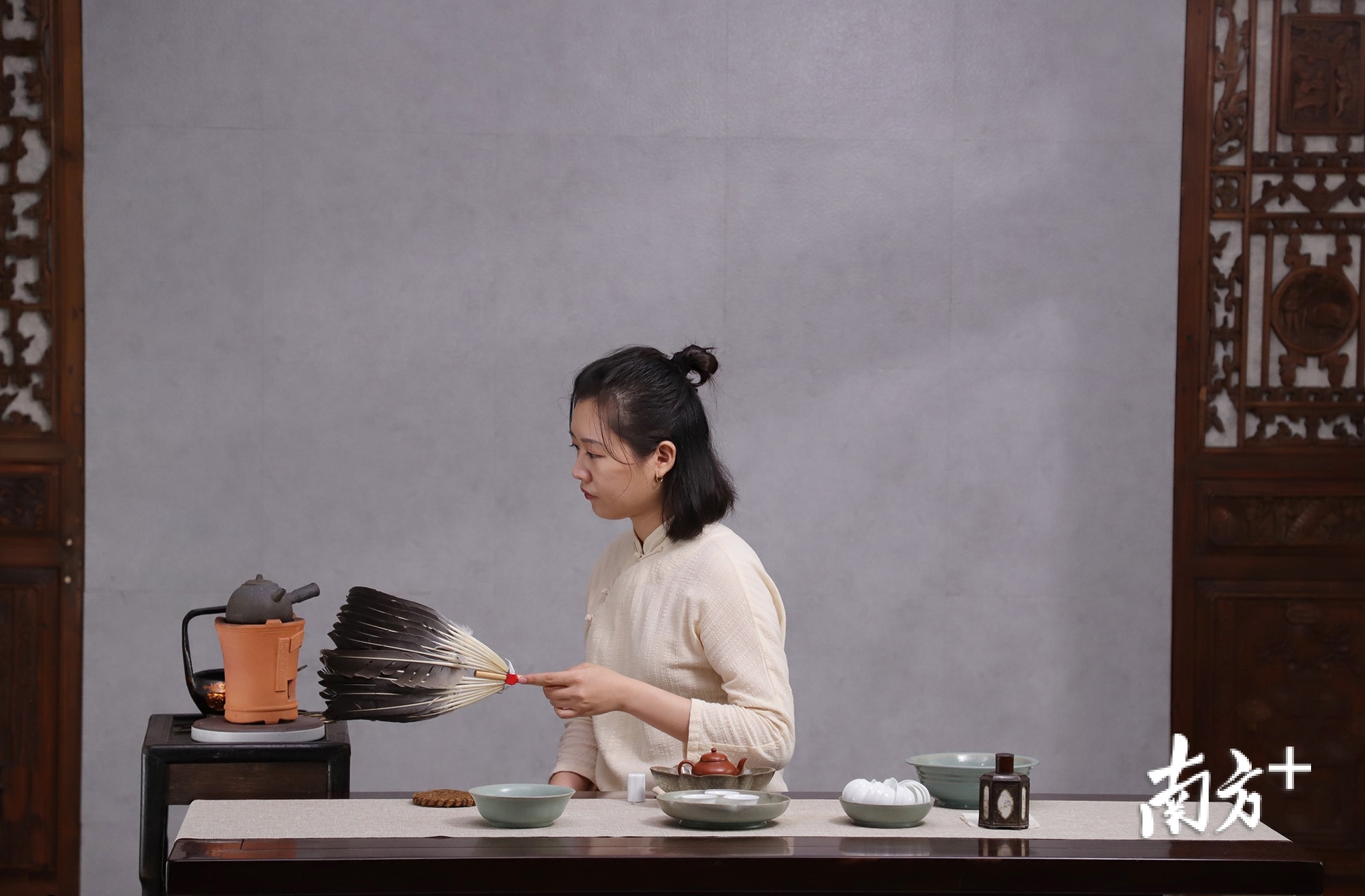 叶青青用潮州工夫茶四宝来冲泡潮州工夫茶。