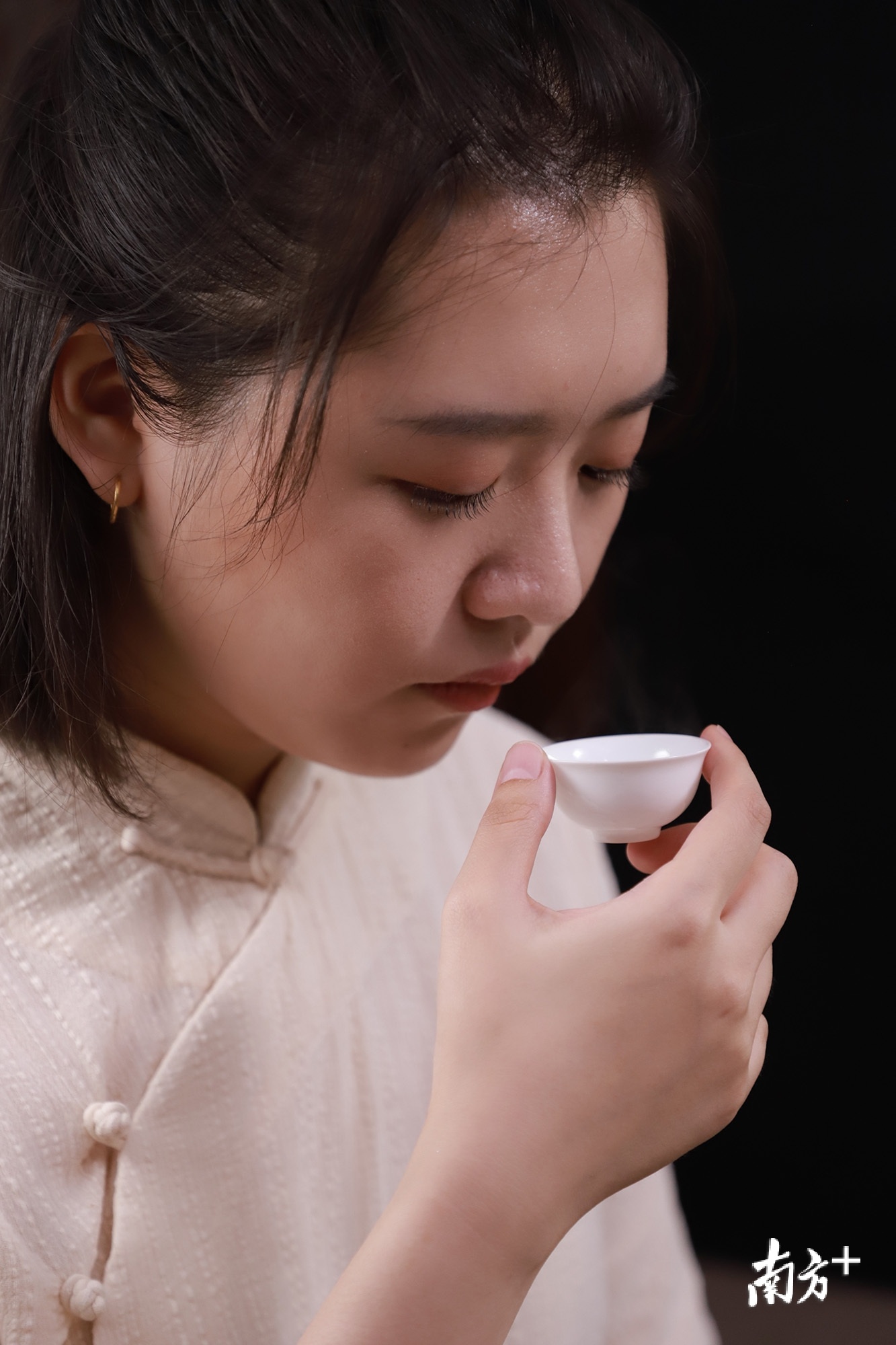闻杯中茶香。