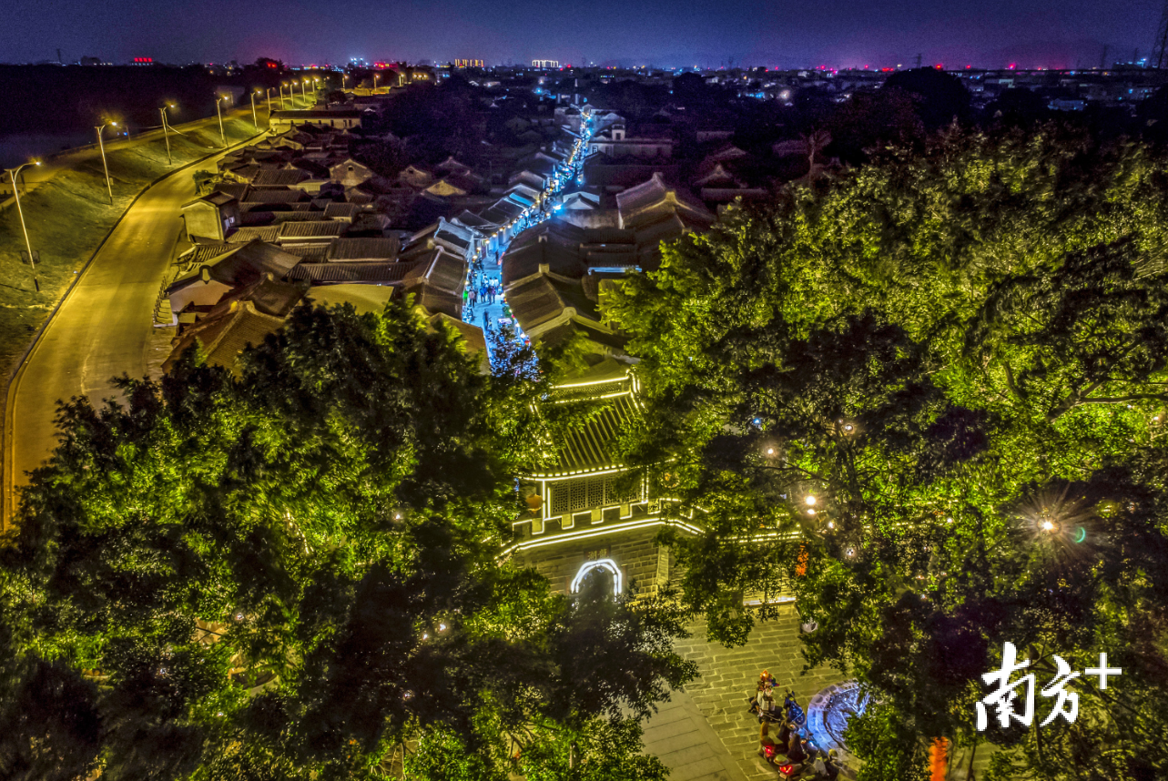 龙湖古寨夜景。陈鑫 摄