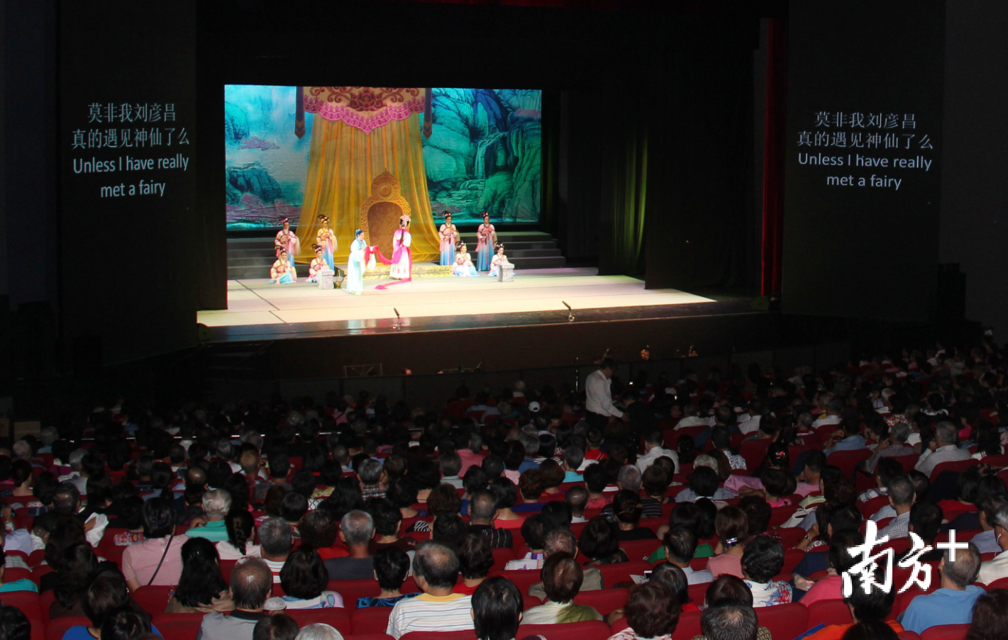 2017年，新加坡嘉龙剧场，潮州市潮剧团演出经典潮剧《宝莲灯》，配有中英文字幕，剧场1600多个座位场场爆满。潮州市潮剧团供图