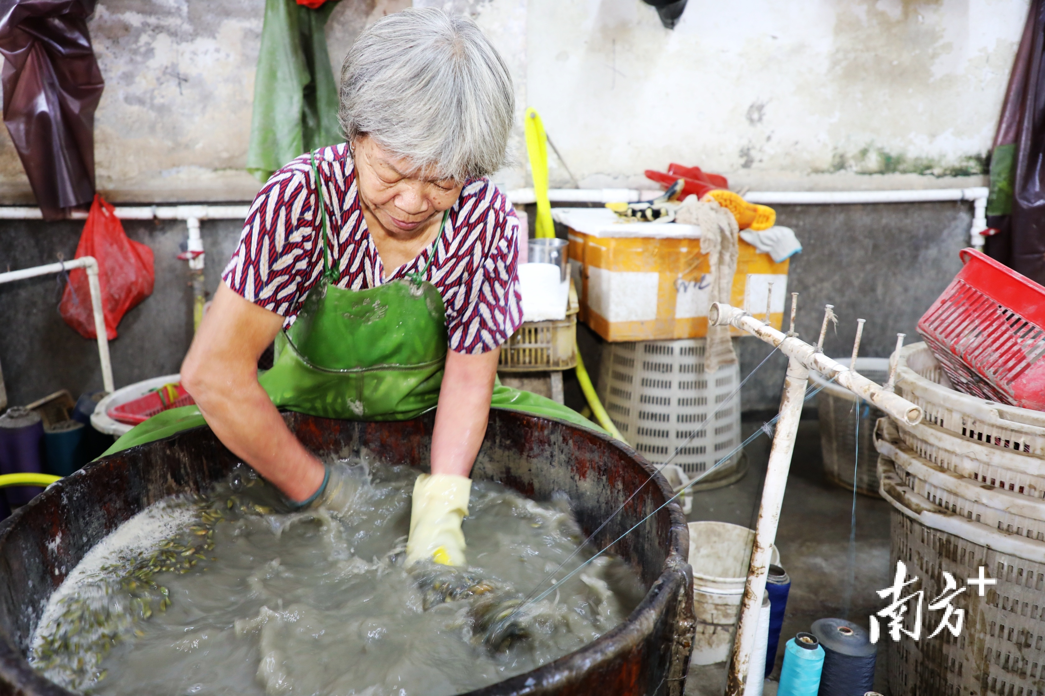 脱锭环节用的是古老的竹制曲尺形的工具——薄壳绞具，通过快速搅拌让薄壳脱落去丝。