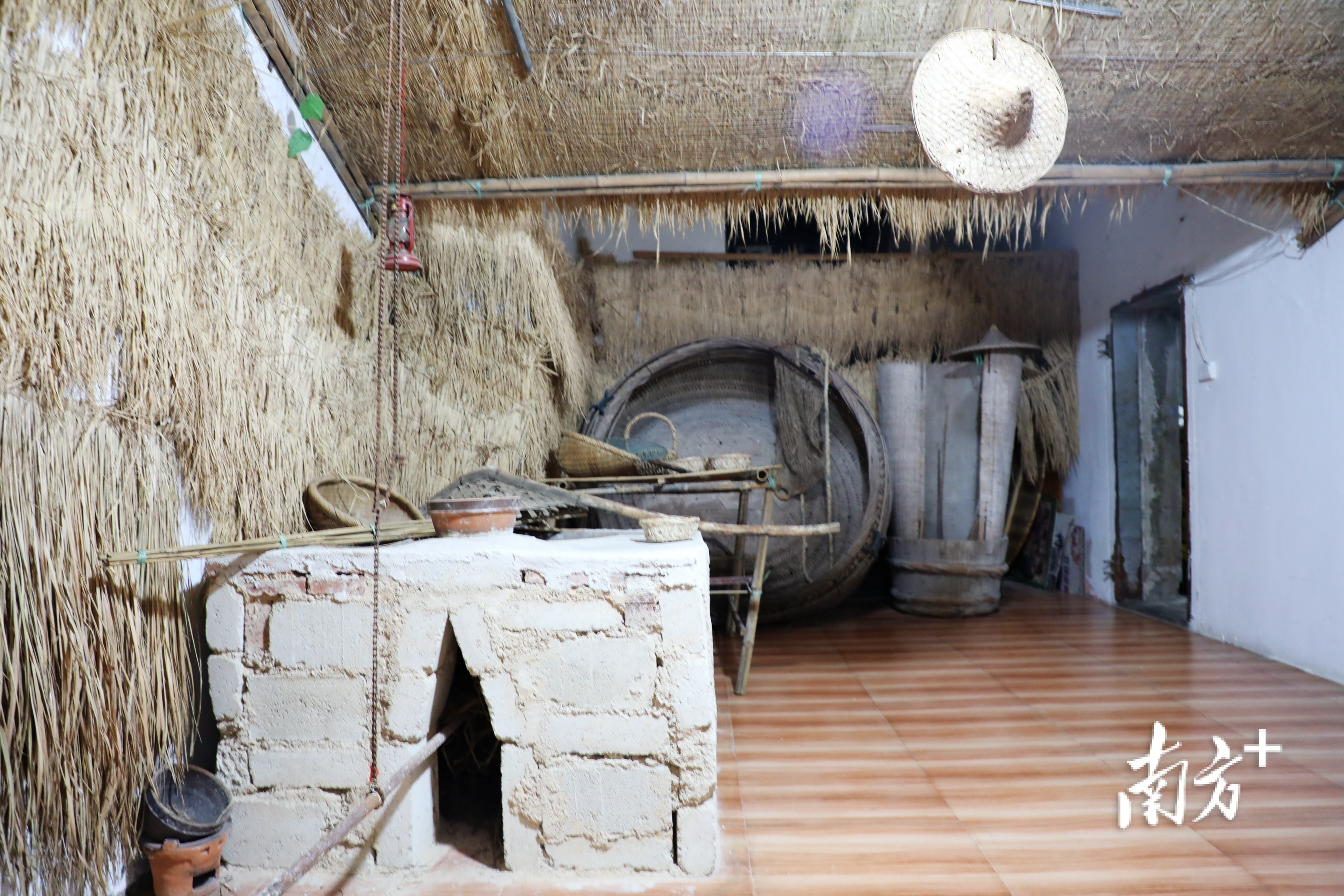 林群壮打造的薄壳非遗馆里，各种老物件重现了旧时人们制作薄壳米的生产情景。