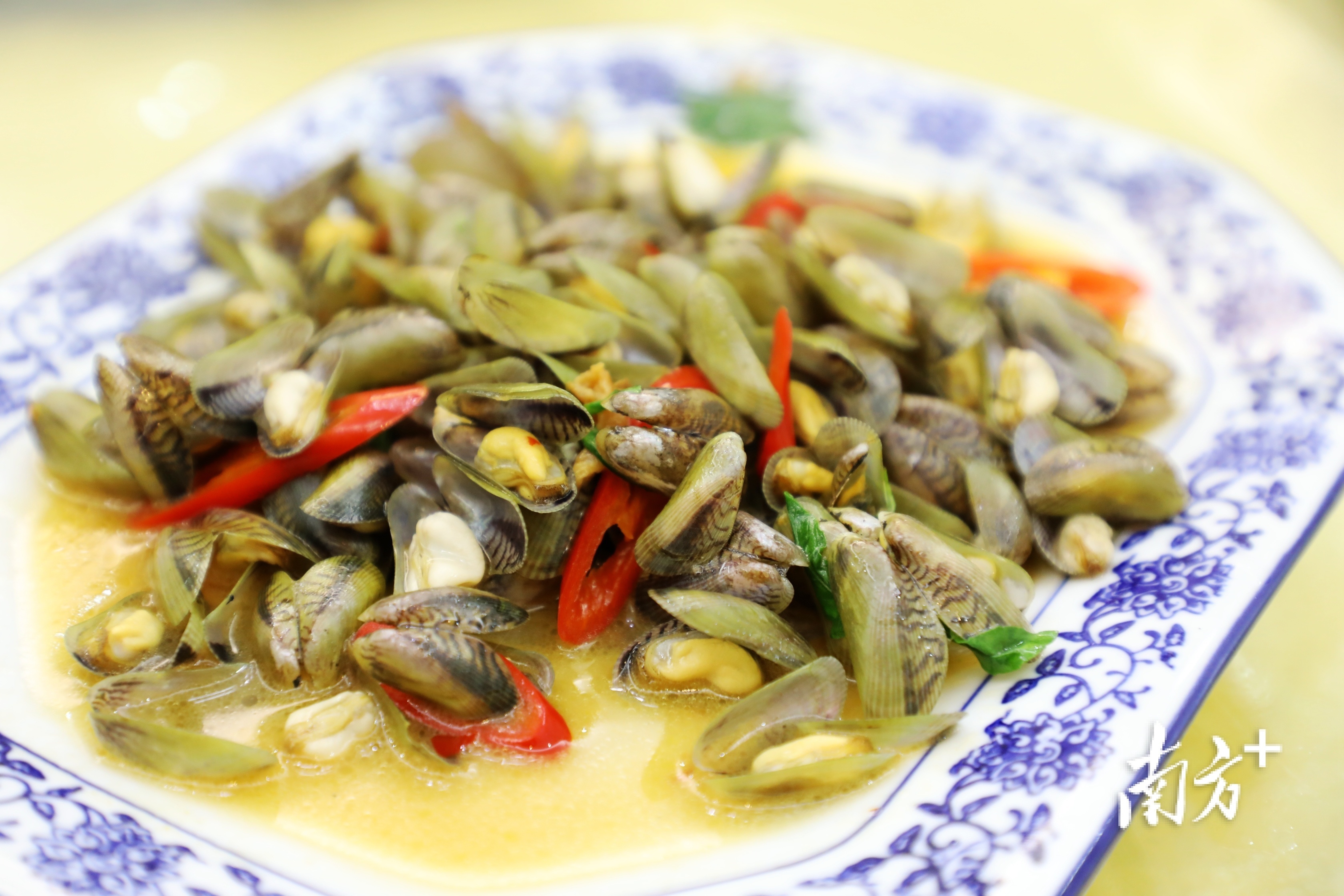 简单的几片九层塔（俗称“金不换“）搭配新鲜出水的薄壳，在中火的热锅内轻轻铲动3分钟，一道鲜美的炒薄壳就成了。