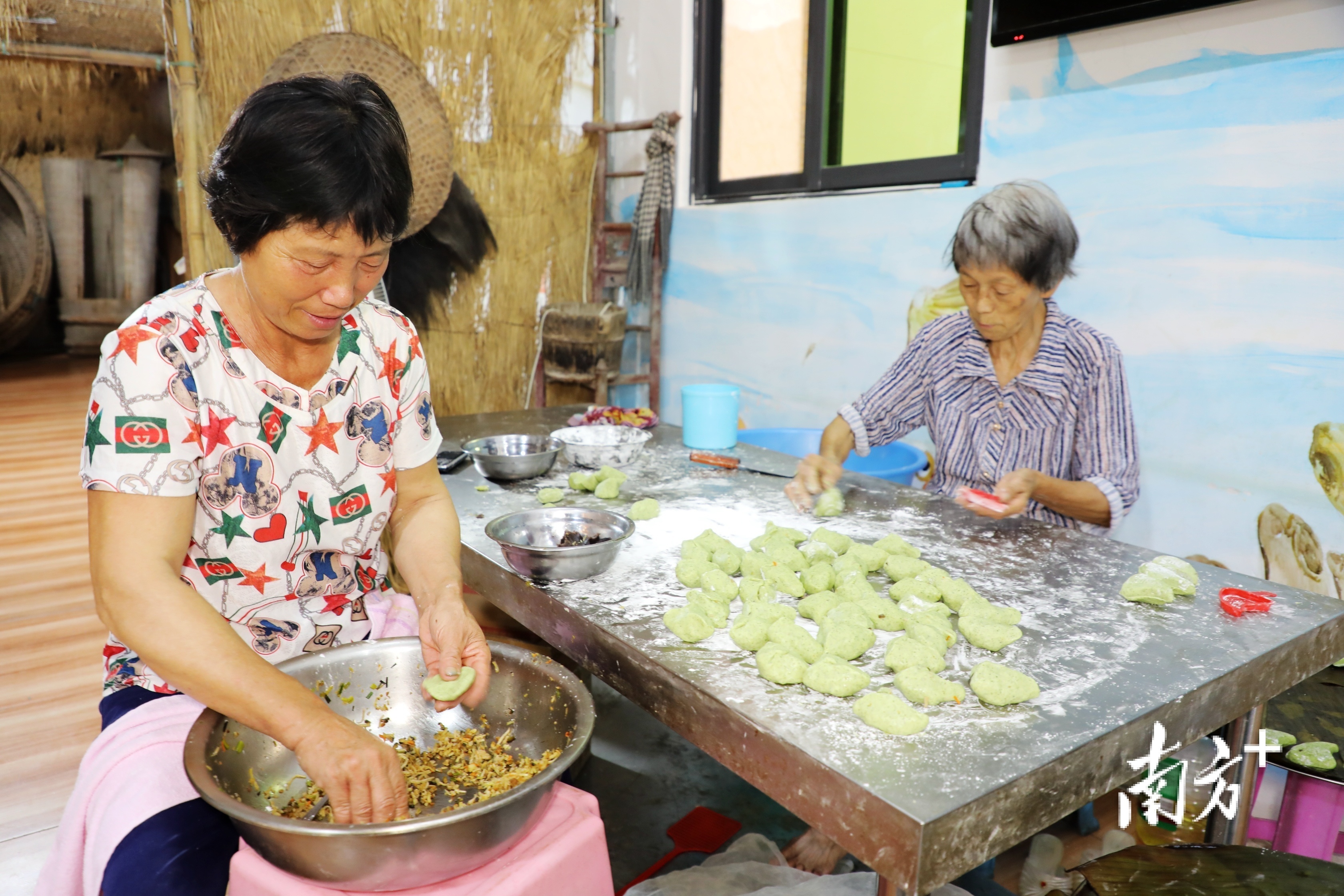 目前，盐鸿镇从事薄壳米加工场28家，从业人员超过4000人，其中以上社村较为集中。