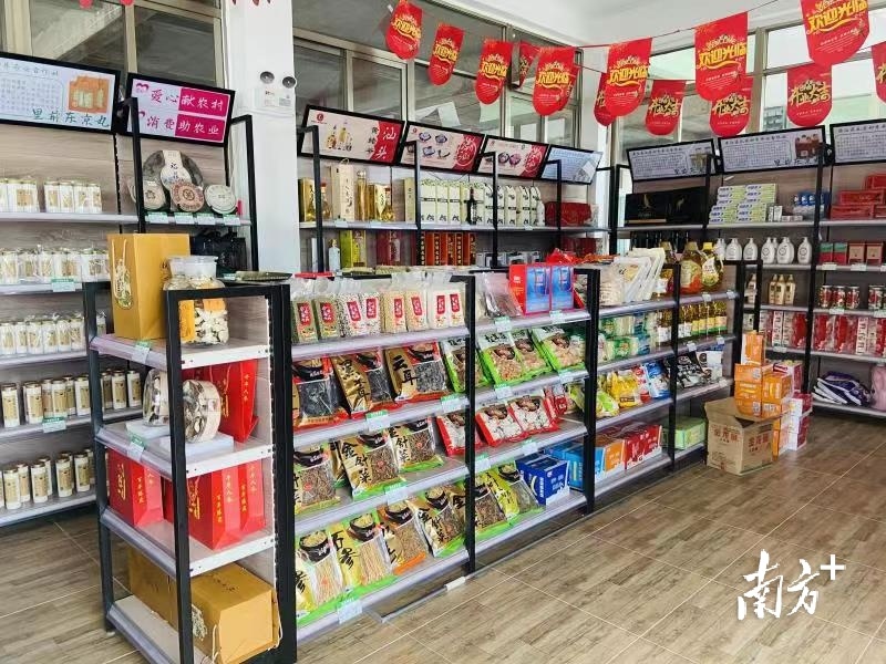 濠江区供销社里前助农服务综合平台暨汕头供销社农村电商驿站。 通讯员/受访者 受访者 供图 濠江区供销社里前助农服务综合平台暨汕头供销社农村电商驿站。 通讯员/受访者 受访者 供图