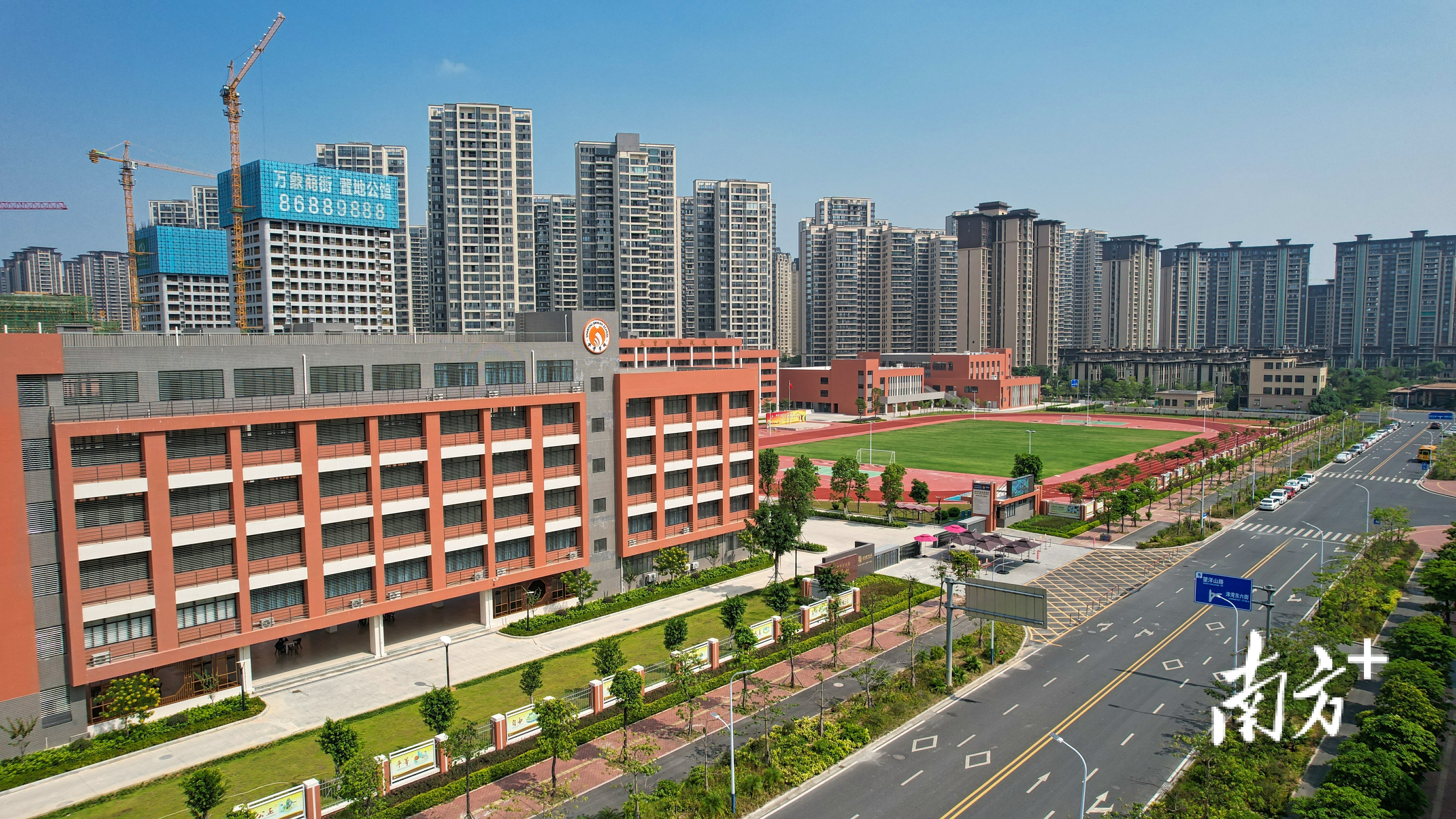 近年来,在华侨试验区东海岸新城,教育配套设施逐步完善。 南方+ 杨立轩 拍摄 近年来,在华侨试验区东海岸新城,教育配套设施逐步完善。 南方+ 杨立轩 拍摄