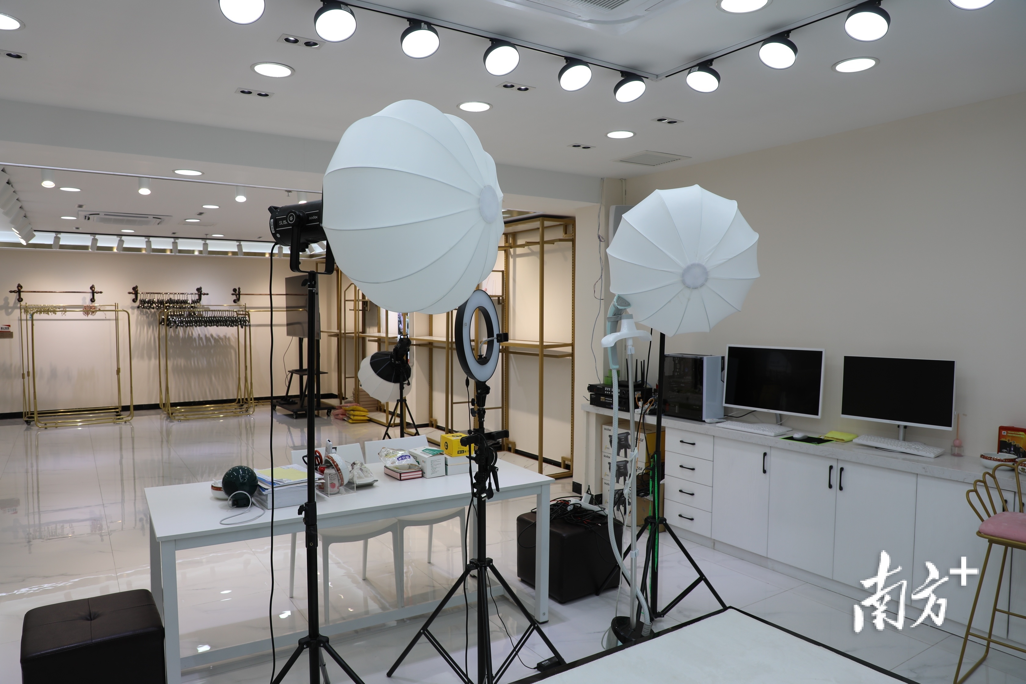 陈店电商直播基地相关配套设施齐全。  南方+ 张伟炜 拍摄