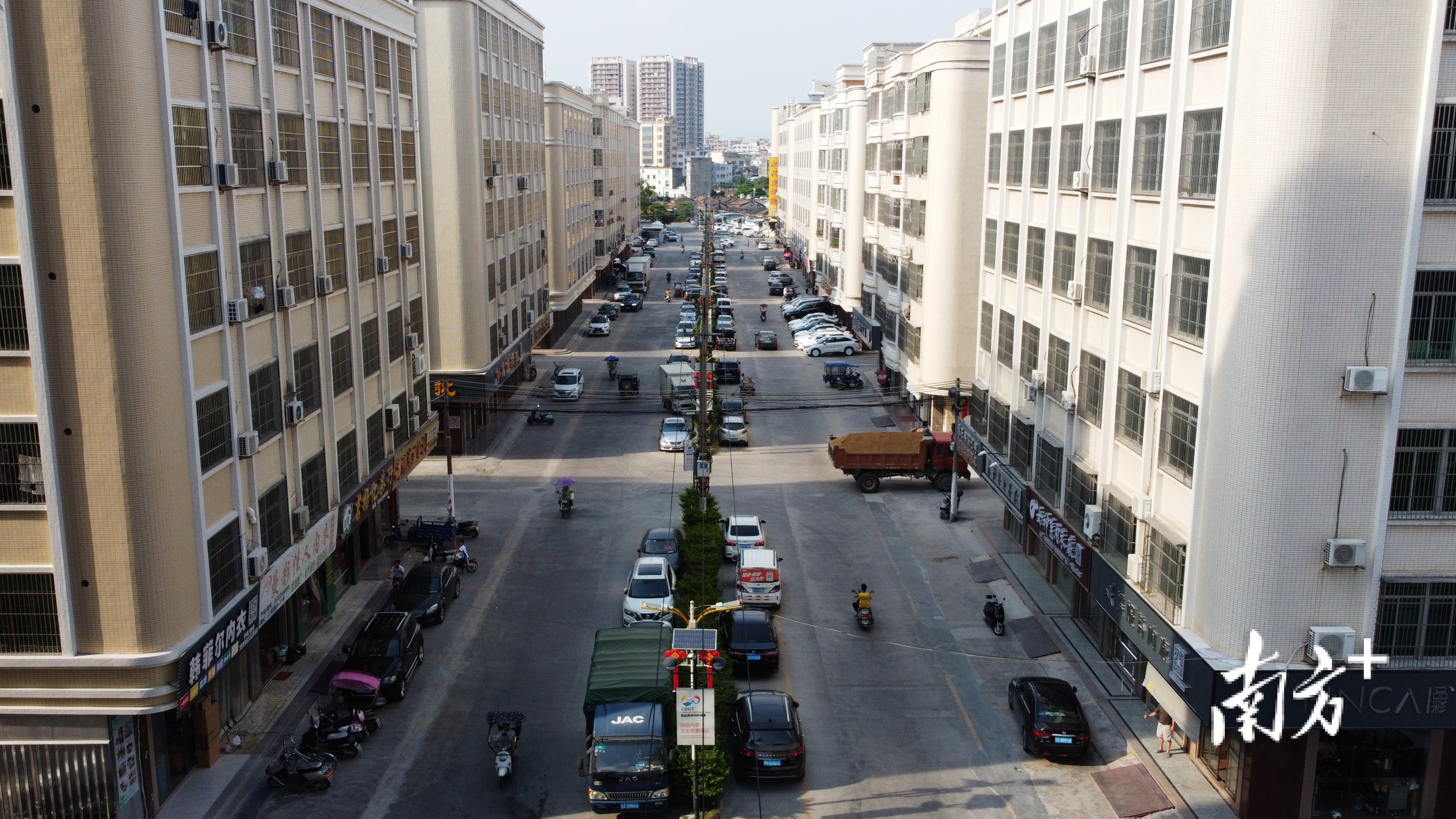 陈店镇内衣文化创意街区集聚了上百家网批店。  南方+ 张伟炜 拍摄