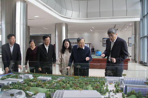 2019年2月,杨振宁应邀访问中国科学院高能物理研究所位于广东东莞的中国散裂中子源(CSNS)。 图片来源:中国科学院 2019年2月,杨振宁应邀访问中国科学院高能物理研究所位于广东东莞的中国散裂中子源(CSNS)。 图片来源:中国科学院