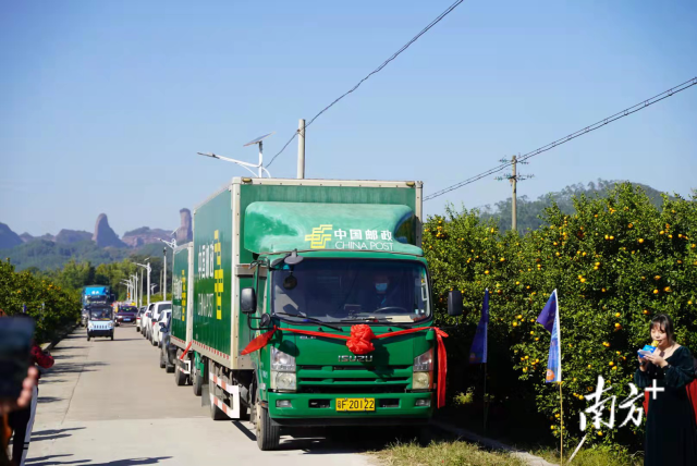 仁化贡柑邮政快递首发仪式上，邮政绿皮车正缓缓驶出
