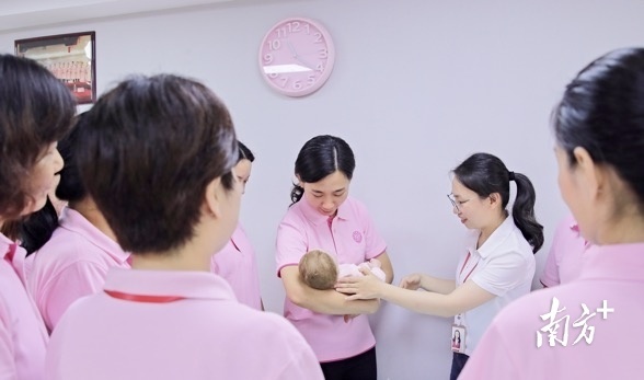 汕头保育员存在缺口,托育普惠难度大,对从业人员培训提出了要求。 受访者供图 汕头保育员存在缺口,托育普惠难度大,对从业人员培训提出了要求。 受访者供图